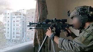 Der Deutsch-Israeli Daniel G. blickt durch die Optik eines aufgerüsteten Sturmgewehrs im Gazastreifen.