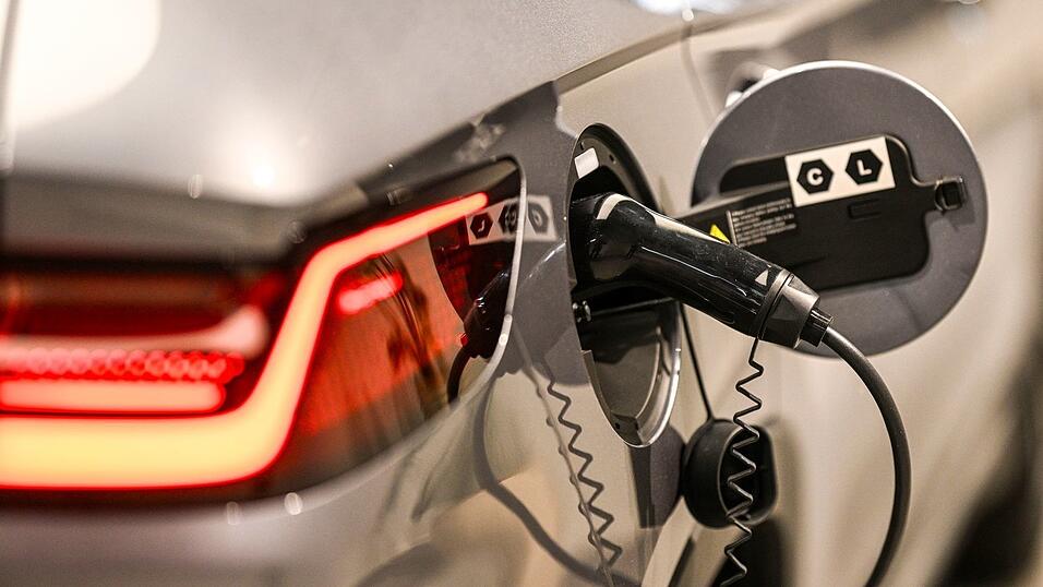 Die Zahl der Elektroautos auf deutschen Straßen nähert sich zwei Millionen. Die Zahl der Elektroautos auf deutschen Straßen nähert sich zwei Millionen.
