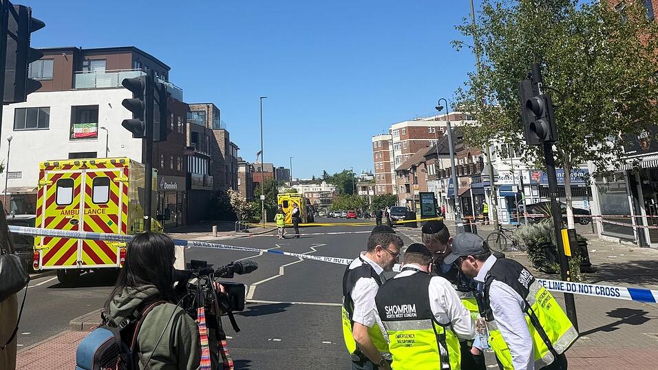 Bei einem Messerangriff wurden zwei Menschen verletzt.