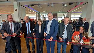 Elke B&uuml;denbender (Dritte von links) und Thomas Burger (Dritter von rechts) er&ouml;ffneten die Inklusive Jobmesse.