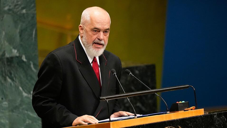 Edi Rama erklärte, er wolle auf die Sorgen der Demonstrierenden eingehen. Edi Rama erklärte, er wolle auf die Sorgen der Demonstrierenden eingehen.