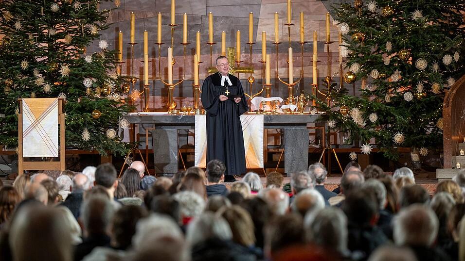 Der evangelische Landesbischof Christian Kopp zelebriert den Weihnachtsgottesdienst.