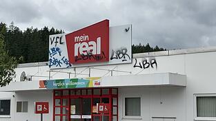 Ziel der Sprayer war offenbar auch das Real-Gebäude. Ziel der Sprayer war offenbar auch das Real-Gebäude.