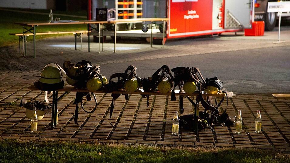 Beim Brand eines Mehrfamilienhaus in Reisbach sind in der Nacht auf Samstag vier Menschen ums Leben gekommen. Mindestens 20 weitere wurden verletzt. Beim Brand eines Mehrfamilienhaus in Reisbach sind in der Nacht auf Samstag vier Menschen ums Leben gekommen. Mindestens 20 weitere wurden verletzt.