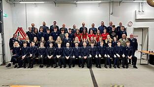 Nach dem erfolgreichen Abschluss: die Lehrgangsteilnehmer zusammen mit Ausbildern, Feuerwehr-Führungskräften und Waffenbrunns Bürgermeister Josef Ederer.