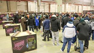 Mancherorts bildeten sich in der Nacht lange Schlangen.