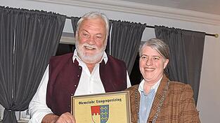 B&uuml;rgermeisterin Natalie Kienm&uuml;ller Stadler (r.) ernannte Josef Stra&szlig;er zum Altb&uuml;rgermeister und &uuml;berreichte ihm die Urkunde.