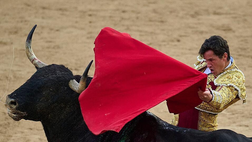 Die Stierläufe finden in Pamplona morgens, die Kämpfe abends statt.