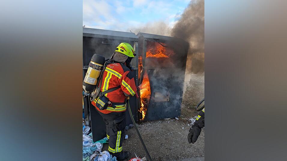 F&uuml;r die Landshuter Feuerwehr war es eine eher ruhige Silvesternacht. Meist hatten die Einsatzkr&auml;fte mit brennenden Containern oder M&uuml;lltonnen zu tun.&nbsp;
