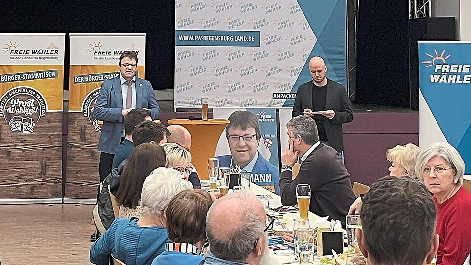 Bürgermeisterkandidat Hans-Peter Landsmann mit Listenkandidat Tobias Paroth (stehend von links) sprachen Projekte und Ziele an, die sie in Barbing umsetzen wollen. Bürgermeisterkandidat Hans-Peter Landsmann mit Listenkandidat Tobias Paroth (stehend von links) sprachen Projekte und Ziele an, die sie in Barbing umsetzen wollen.
