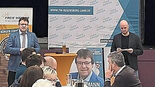 B&uuml;rgermeisterkandidat Hans-Peter Landsmann mit Listenkandidat Tobias Paroth (stehend von links) sprachen Projekte und Ziele an, die sie in Barbing umsetzen wollen.