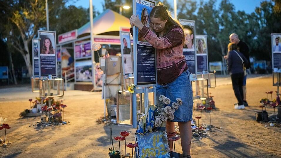 Bei dem Massaker der islamistischen Hamas und anderer extremistischer Gruppierungen in Israel wurden rund 1.200 getötet, darunter viele auf dem Nova-Musikfestival in der Nähe des Kibbuz Reim. Bei dem Massaker der islamistischen Hamas und anderer extremistischer Gruppierungen in Israel wurden rund 1.200 getötet, darunter viele auf dem Nova-Musikfestival in der Nähe des Kibbuz Reim.