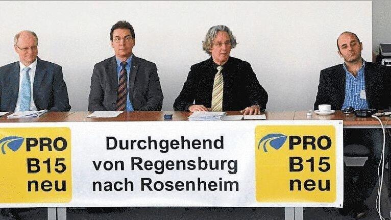 Werben für eine schnelle, durchgängige Verkehrsanbindung ins Inntaldreieck (von links): Karl Zollner, Fritz Colesan (Flottweg), Hans Graf (IHK), Dr. Ernst Pöschl, Stefan Schiener (Veldener Präzisionstechnik) und Florian Anzeneder (Dräxlmaier-Group). (Foto: gs) Werben für eine schnelle, durchgängige Verkehrsanbindung ins Inntaldreieck (von links): Karl Zollner, Fritz Colesan (Flottweg), Hans Graf (IHK), Dr. Ernst Pöschl, Stefan Schiener (Veldener Präzisionstechnik) und Florian Anzeneder (Dräxlmaier-Group). (Foto: gs)