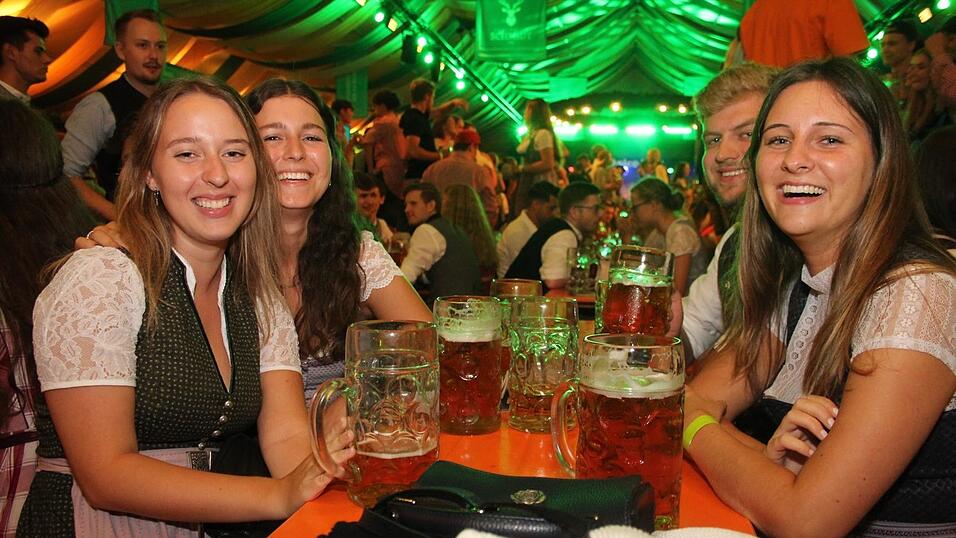 Viele Landshuter feierten am Freitagabend auf der Bartlmädult. Viele Landshuter feierten am Freitagabend auf der Bartlmädult.