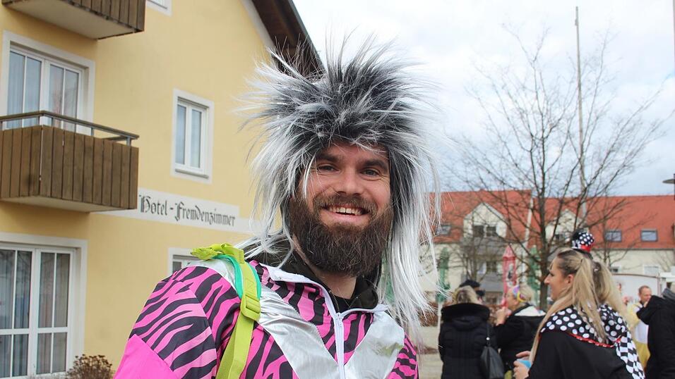 Viele Faschings-Fans haben sich am Samstag den Umzug in Langenbach angesehen. Viele Faschings-Fans haben sich am Samstag den Umzug in Langenbach angesehen.