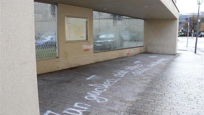 Nun fehlt auch der achte und somit letzte Stuhl am Regensburger Schwanenplatz.
