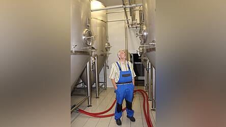 2005 wurde die Brauerei modernisiert, die Stahltanks fassen 7.680 Liter. In einem das Weißbier, in einem das Pils, in den anderen „das Rote“, wie Falter das Arber Premium nennt.