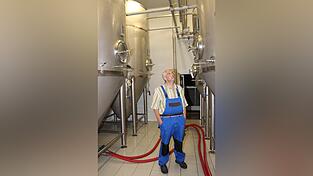 2005 wurde die Brauerei modernisiert, die Stahltanks fassen 7.680 Liter. In einem das Weißbier, in einem das Pils, in den anderen „das Rote“, wie Falter das Arber Premium nennt.