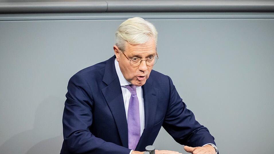 Unionsfraktionsvize Norbert Röttgen (CDU) verteidigt den Vorschlag für ein Zufallsverfahren zur möglichen Auswahl von Wehrdienstleistenden. Unionsfraktionsvize Norbert Röttgen (CDU) verteidigt den Vorschlag für ein Zufallsverfahren zur möglichen Auswahl von Wehrdienstleistenden.