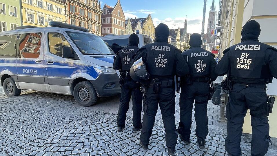 Beamte in Schutzausr&uuml;stung sichern die untere Altstadt ab.