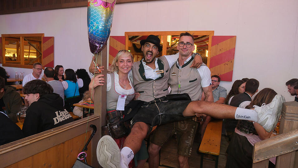 Die Partybilder vom Dienstag, 15. August 2023, aus dem Festzelt Krönner. Die Partybilder vom Dienstag, 15. August 2023, aus dem Festzelt Krönner.