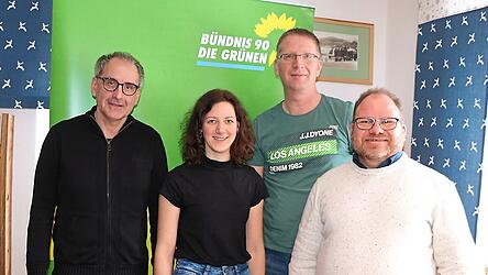 Bernadette Gruber und Matthias Eiber (Zweiter von rechts), die die Stadtratsliste der Gr&uuml;nen anf&uuml;hren, stellen ihr Programm vor. Zum Wahlkampfauftakt finden sich auch Kreisvorsitzender Stefan Zeller (links) und Landratskandidat Sascha Kretz (rechts) ein.