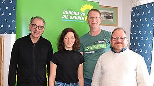 Bernadette Gruber und Matthias Eiber (Zweiter von rechts), die die Stadtratsliste der Gr&uuml;nen anf&uuml;hren, stellen ihr Programm vor. Zum Wahlkampfauftakt finden sich auch Kreisvorsitzender Stefan Zeller (links) und Landratskandidat Sascha Kretz (rechts) ein.