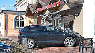 Ein Mann ist mit seinem Auto in Mainburg in den Freistz vor einem Backhaus gefahren.