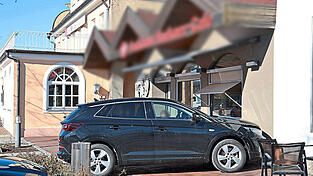 Ein Mann ist mit seinem Auto in Mainburg in den Freistz vor einem Backhaus gefahren.