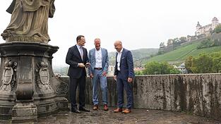 Unionsfraktionschef Jens Spahn (l., CDU), sein SPD-Kollege Matthias Miersch und CSU-Landesgruppenchef Alexander Hoffmann (r.) auf der alten Mainbrücke: Noch bis diesen Freitag treffen sich die Spitzen von Union und SPD in Würzburg, um die weitere Arbeit in der Koalition vorzubereiten.
