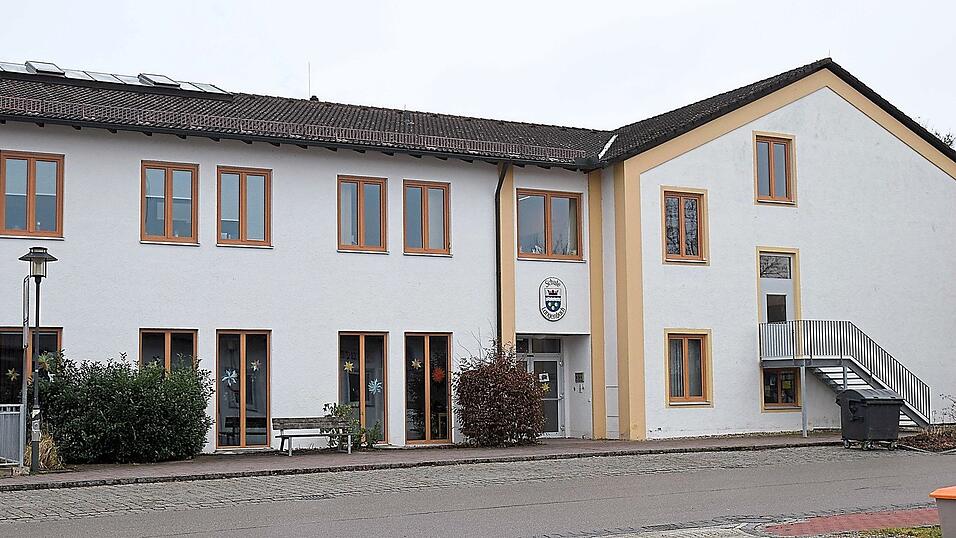 Die Grundschule Langenbach soll für eine Ganztagsbetreuung ausgebaut werden. Dabei wird ein Anbau mit einer Mensa errichtet. Erste Kosten wurden in den Haushalt 2026 hierfür eingestellt.