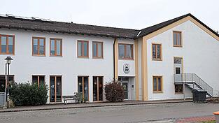 Die Grundschule Langenbach soll für eine Ganztagsbetreuung ausgebaut werden. Dabei wird ein Anbau mit einer Mensa errichtet. Erste Kosten wurden in den Haushalt 2026 hierfür eingestellt. Die Grundschule Langenbach soll für eine Ganztagsbetreuung ausgebaut werden. Dabei wird ein Anbau mit einer Mensa errichtet. Erste Kosten wurden in den Haushalt 2026 hierfür eingestellt.