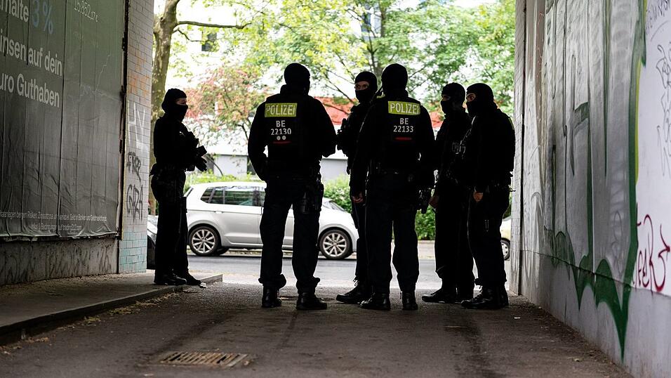 Die Polizei in Berlin durchsucht zahlreiche Wohnungen und nimmt Verd&auml;chtige fest wegen Erpressung, illegalen Waffenbesitzes und Bandenkriminalit&auml;t.