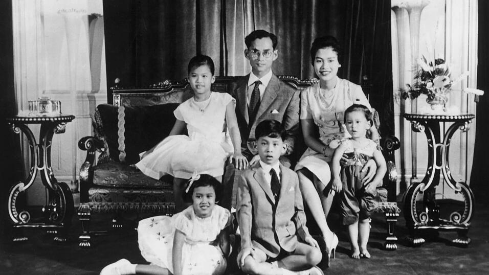 Mit König Bhumibol hatte Sirikit vier Kinder. (Archivbild) Mit König Bhumibol hatte Sirikit vier Kinder. (Archivbild)