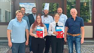 Die besten Absolventen des Jahrgangs 2026 an der HBS Viechtach wurden für ihre Prüfungsergebnisse ausgezeichnet. Stellvertretender Landrat Andreas Eckl (v. l.), BSZ-Schulleiter Andreas Loibl, FOL Sven Stolzenberg, Hotelfachfrau Jessica Jando, Koch Fabian Süß, ReVa Christina Stiglbauer, FOL Roland Stieglmeier-Maidl und Außenstellenleiter Xaver Dietrich Die besten Absolventen des Jahrgangs 2026 an der HBS Viechtach wurden für ihre Prüfungsergebnisse ausgezeichnet. Stellvertretender Landrat Andreas Eckl (v. l.), BSZ-Schulleiter Andreas Loibl, FOL Sven Stolzenberg, Hotelfachfrau Jessica Jando, Koch Fabian Süß, ReVa Christina Stiglbauer, FOL Roland Stieglmeier-Maidl und Außenstellenleiter Xaver Dietrich
