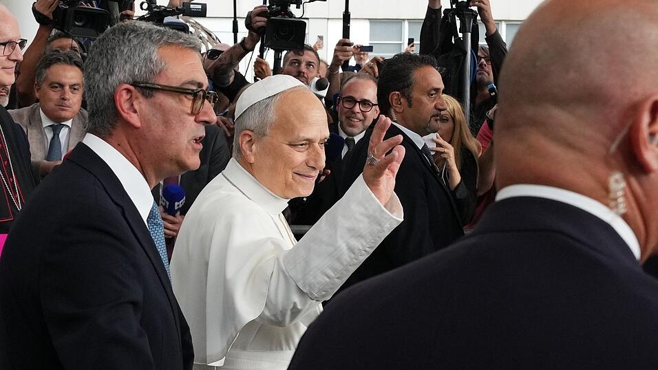 Der Papst hat nach seiner Krebsoperation das Krankenhaus in Rom wieder verlassen können. Der Papst hat nach seiner Krebsoperation das Krankenhaus in Rom wieder verlassen können.