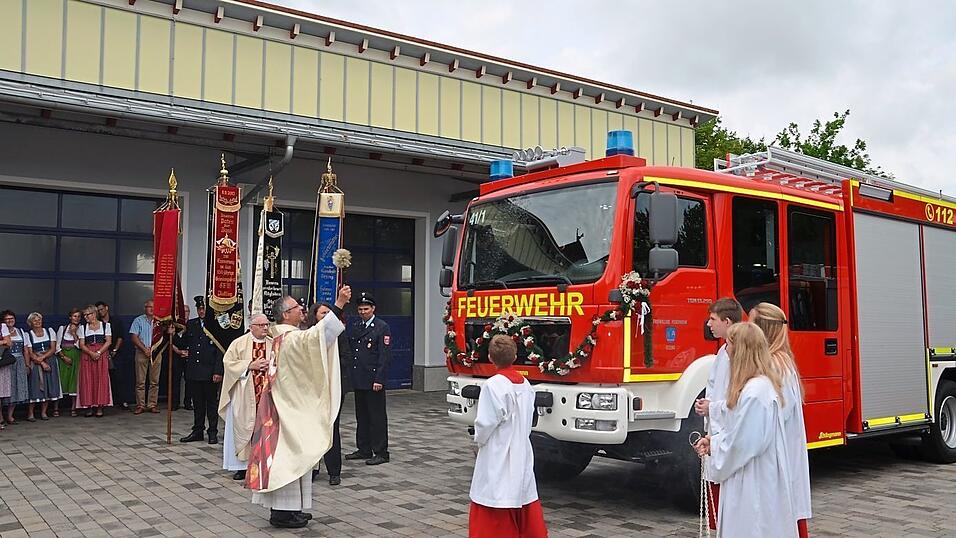 Weihwasser und Gottes Segen für das neue Löschgruppenfahrzeug der Otzinger Feuerwehr. Weihwasser und Gottes Segen für das neue Löschgruppenfahrzeug der Otzinger Feuerwehr.