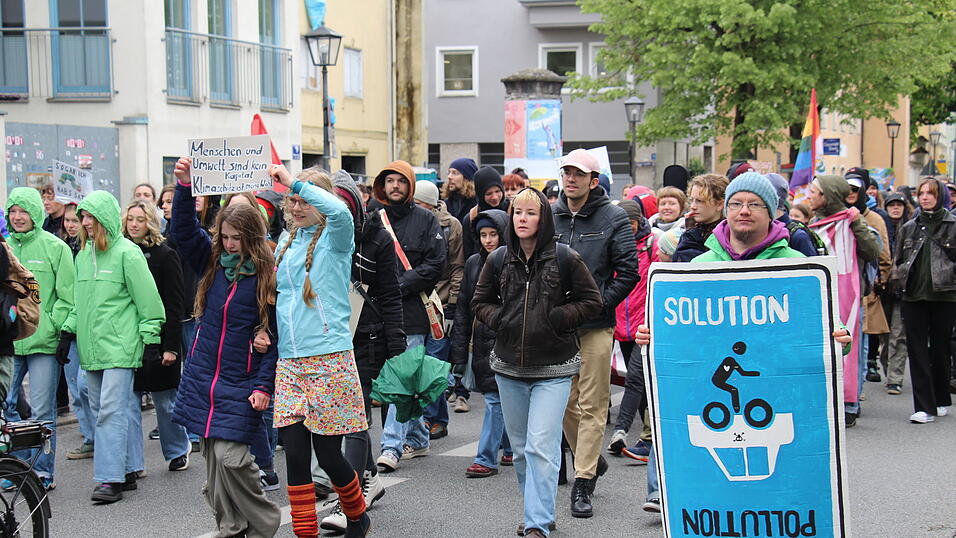 Bis zu 160 Personen beteiligten sich an der Demonstration am Freitag.