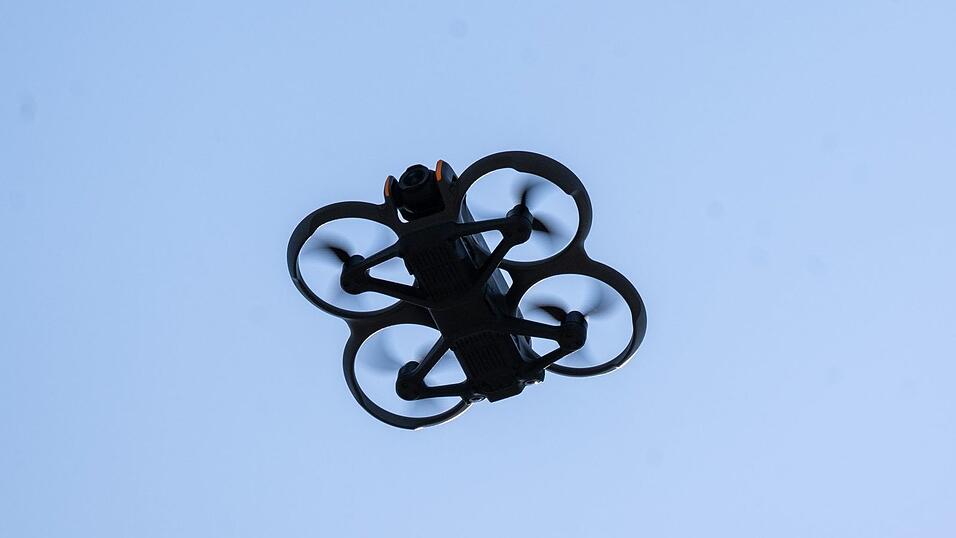 Zuletzt waren in Manching bis zu zehn Drohnen gleichzeitig über dem Militärflugplatz in Manching gesehen worden. (Symbolbild) Zuletzt waren in Manching bis zu zehn Drohnen gleichzeitig über dem Militärflugplatz in Manching gesehen worden. (Symbolbild)