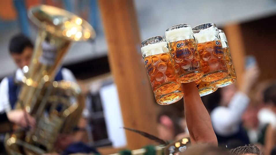 Als den Bedienungen die Geldscheine komisch vorkommen, informieren sie die Polizei. (Symbolbild)