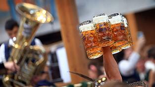 Als den Bedienungen die Geldscheine komisch vorkommen, informieren sie die Polizei. (Symbolbild)