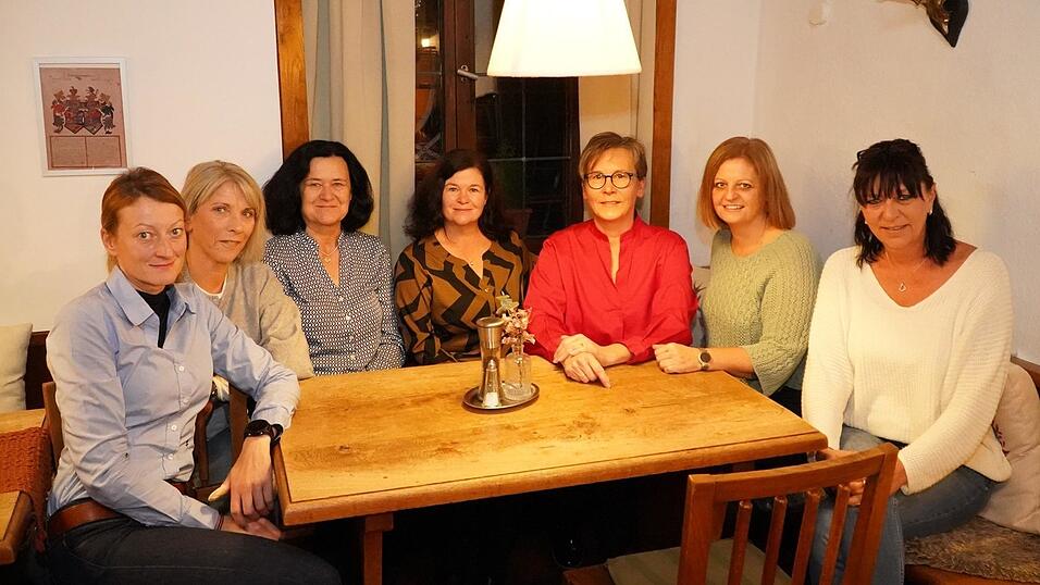 Die Vorstandschaft der Frauenliste steht hinter Heike Aichner (3.v.r.) und ihrer Entscheidung sich als Kandidatin zu bewerben. Die Vorstandschaft der Frauenliste steht hinter Heike Aichner (3.v.r.) und ihrer Entscheidung sich als Kandidatin zu bewerben.