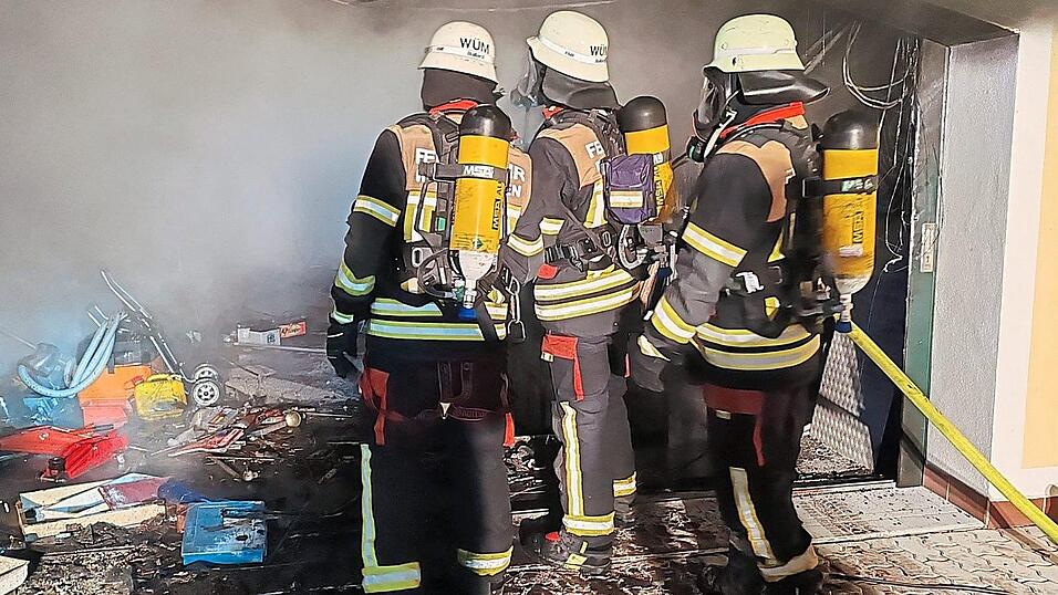 Die FFW Waldm&uuml;nchen geht mit schwerem Atemschutz gegen die Flammen vor.