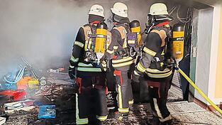 Die FFW Waldm&uuml;nchen geht mit schwerem Atemschutz gegen die Flammen vor.