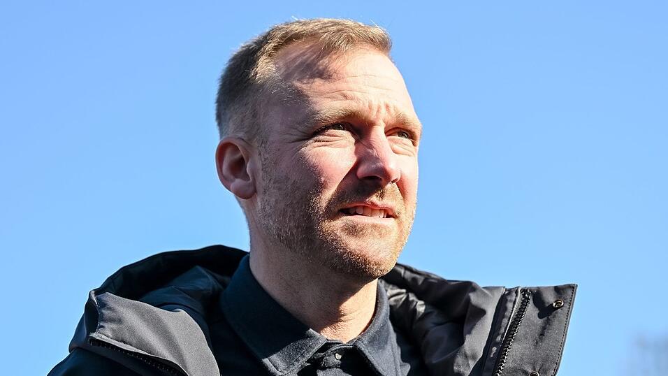 Er hat in Portugal einen Neuen f&uuml;r den FC Augsburg gefunden: Sportchef Benni Weber.