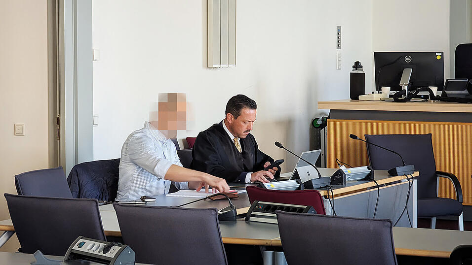 Der Angeklagte mit seinem Verteidiger Philipp Pruy. Der Angeklagte mit seinem Verteidiger Philipp Pruy.