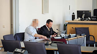 Der Angeklagte mit seinem Verteidiger Philipp Pruy. Der Angeklagte mit seinem Verteidiger Philipp Pruy.