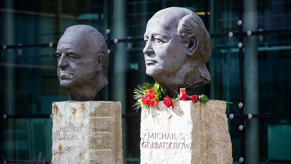 Büsten des letzten Präsidenten der Sowjetunion, Michail Gorbatschow, und von Alt-Bundeskanzler Helmut Kohl in Berlin: Heute wird Leuten politisches Vertrauen entgegengebracht, die - im Unterschied zu Gorbatschow oder Kohl - überhaupt nichts zu bieten haben. Büsten des letzten Präsidenten der Sowjetunion, Michail Gorbatschow, und von Alt-Bundeskanzler Helmut Kohl in Berlin: Heute wird Leuten politisches Vertrauen entgegengebracht, die - im Unterschied zu Gorbatschow oder Kohl - überhaupt nichts zu bieten haben.