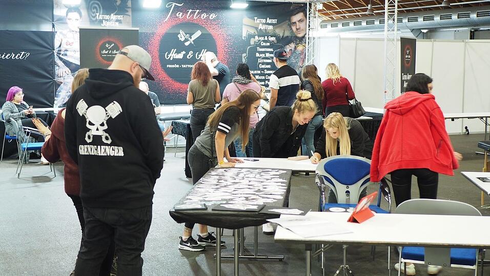 Rund 40 Aussteller und etwa 90 Tattoo-Künstler sind auf der Tattoo Convention in Straubing vertreten. Rund 40 Aussteller und etwa 90 Tattoo-Künstler sind auf der Tattoo Convention in Straubing vertreten.