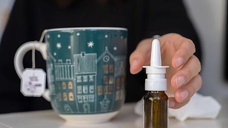 Derzeit greift eine heftige Grippewelle um sich. Kanzler Merz kritisiert dennoch zu viele Fehltage wegen Krankheit.